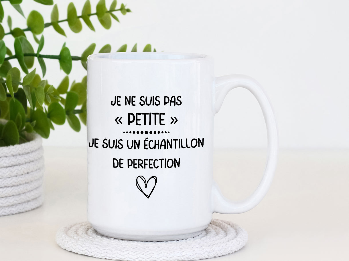 Tasse à café - Je ne suis pas petite, je suis un échantillon de perfection